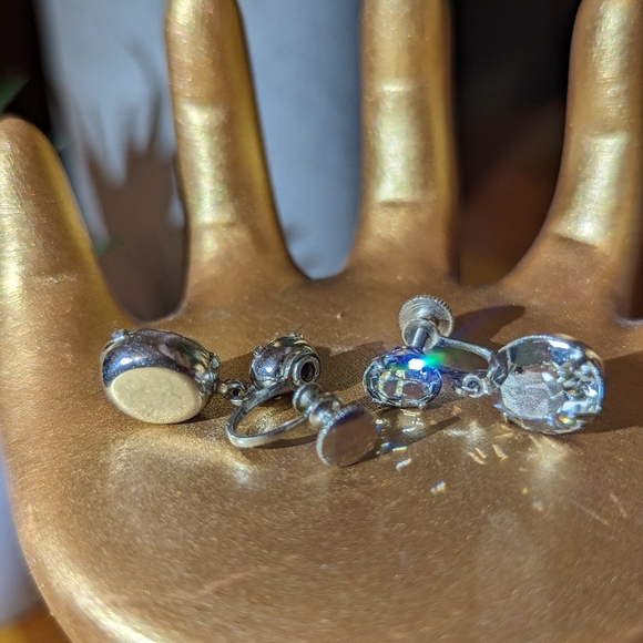 Vintage Silver-toned Sparkling Rhinestone Screw-back Earrings. Circa 1950s - Picture 4 of 4